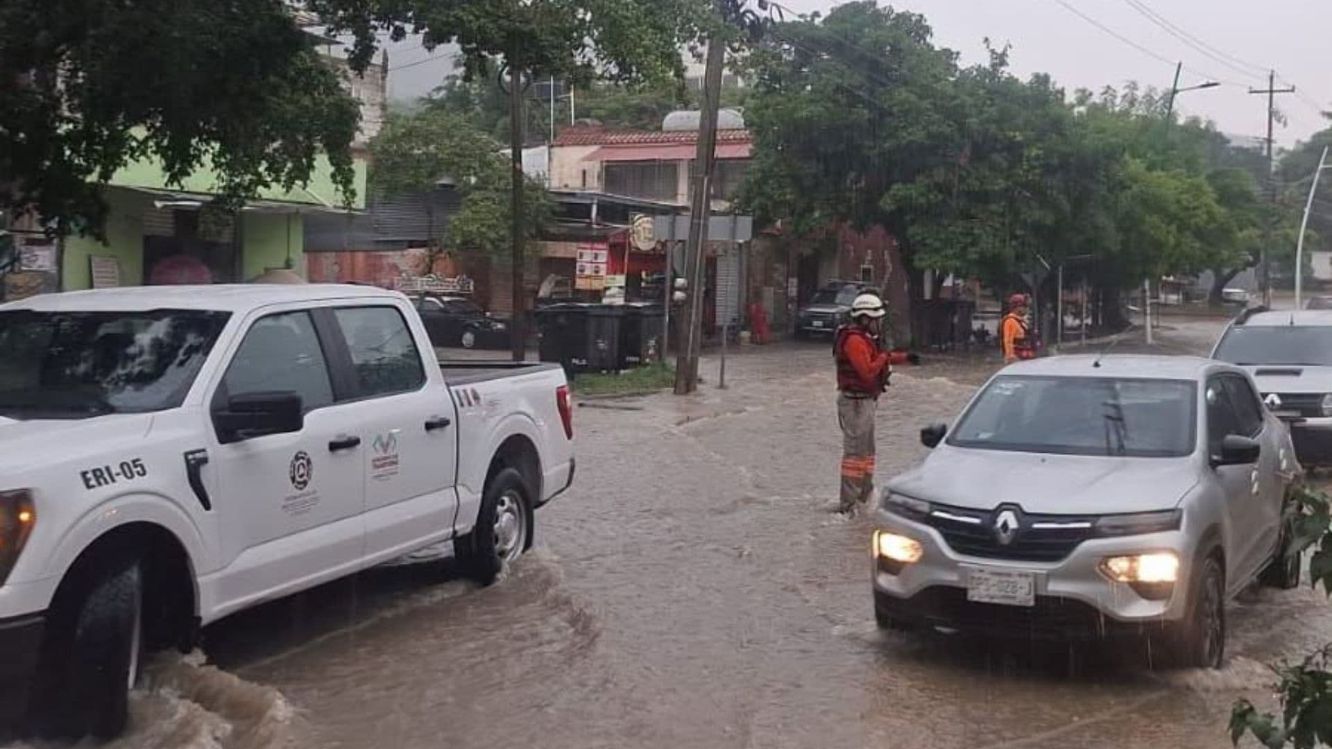 Elementos de Protección Civil de Chiapas atienden anegaciones en Tuxtla Gutiérrez