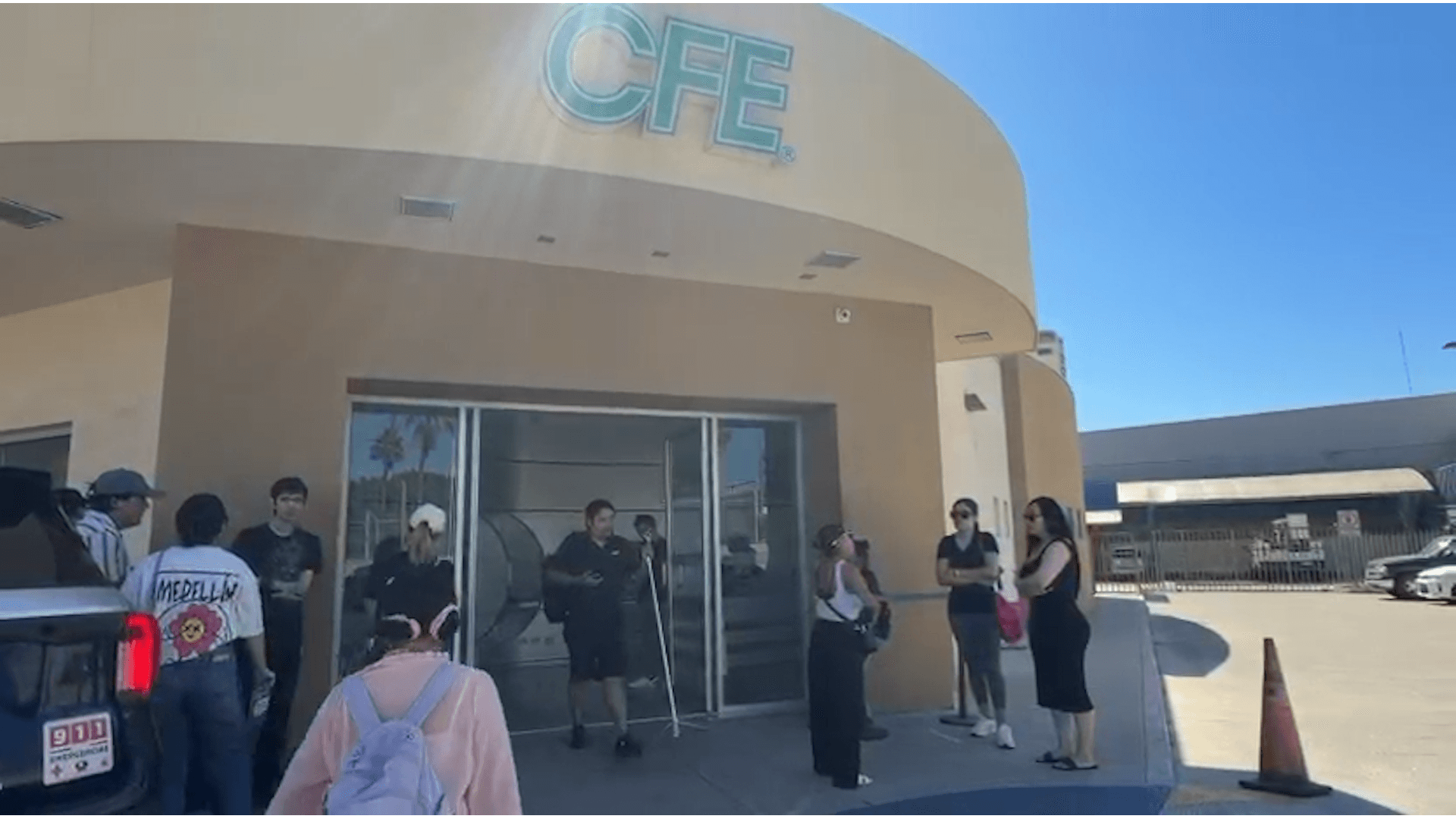 Vecinos de Playas de Tijuana se Manifiestan en Instalación de CFE por Falta de Electricidad