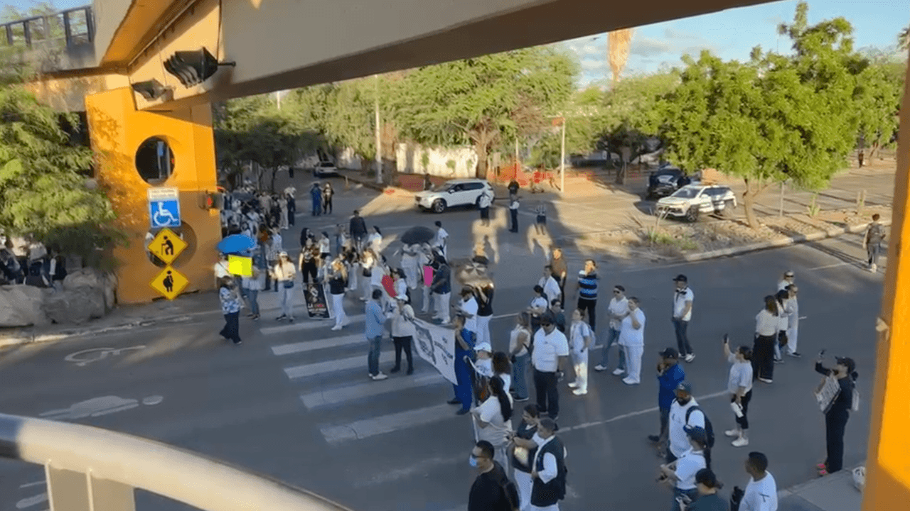 Protesta de Trabajadores del IMSS en Hermosillo, Exigen Aumento Salarial del 10%