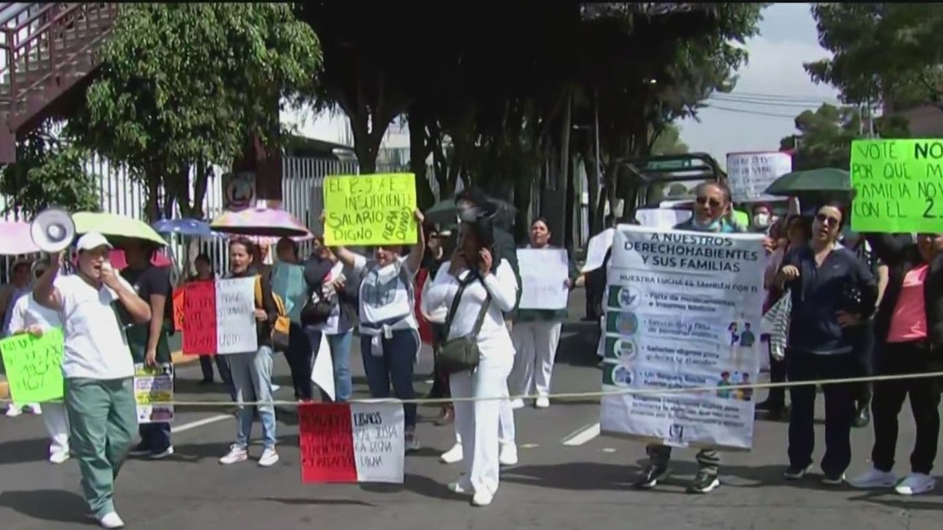 Protesta de trabajadores del IMSS en Naucalpan