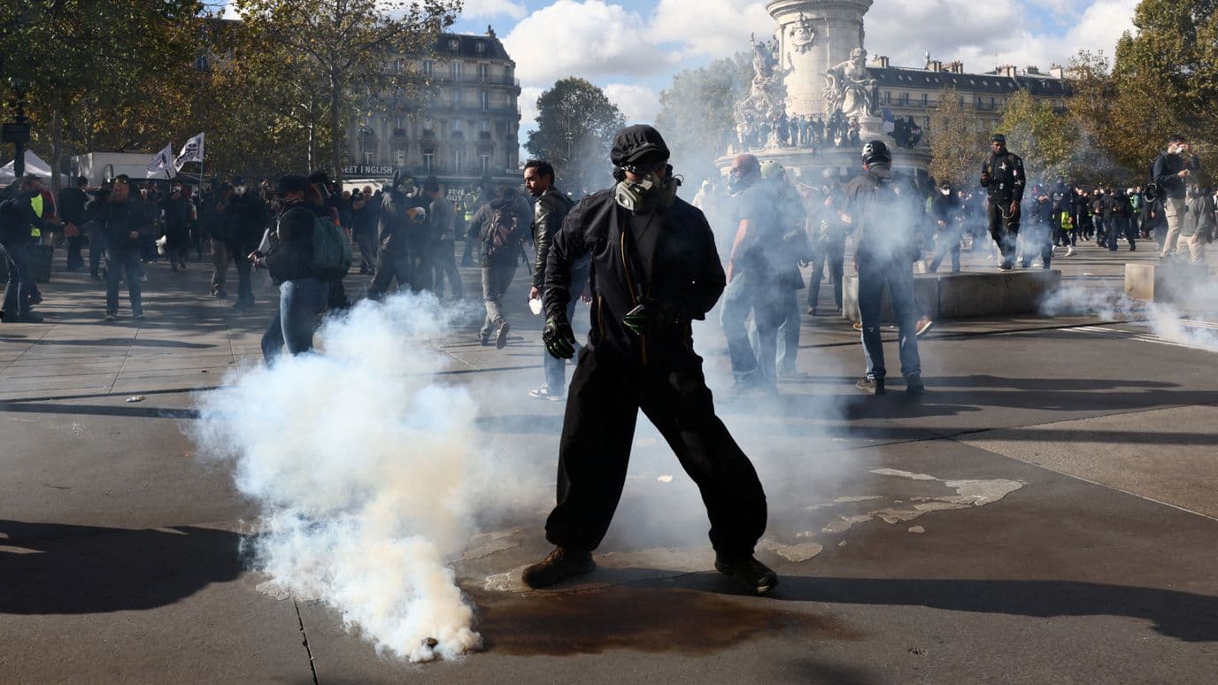 Un manifestante se mantiene firme a pesar de los gases usados por la policía en la Plaza de la República de París