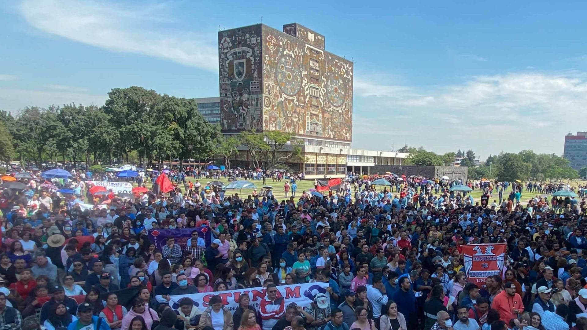 Cientos de trabajadores del STUNAM protestan en Rectoría en octubre 2023. Foto: Cuartoscuro | Archivo