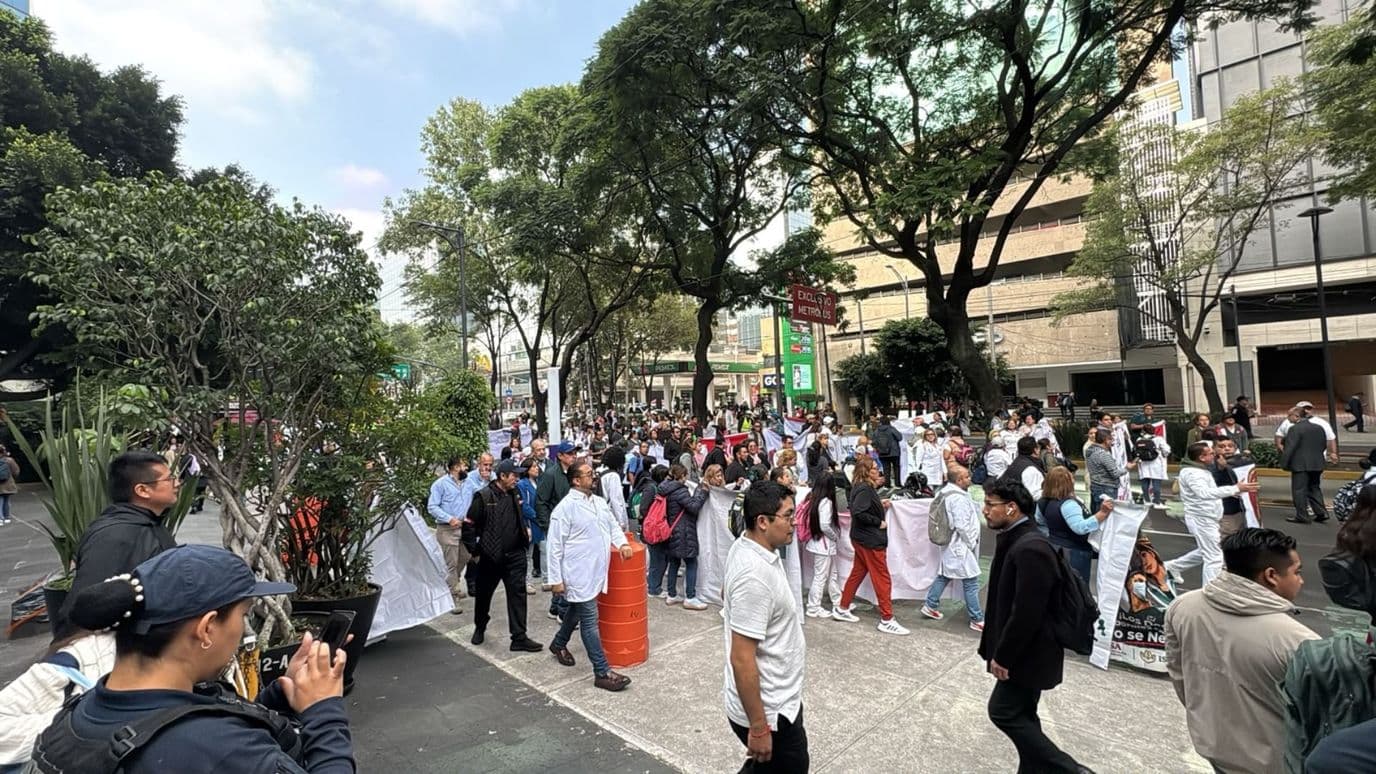 Protesta de trabajadores del IMSS-Bienestar en CDMX