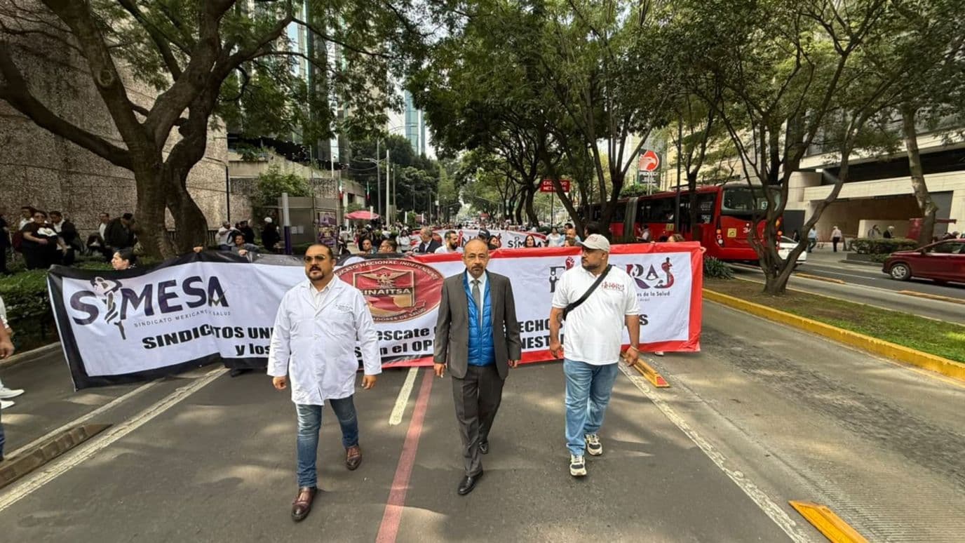 Trabajadores del IMSS-Bienestar protestan en la CDMX