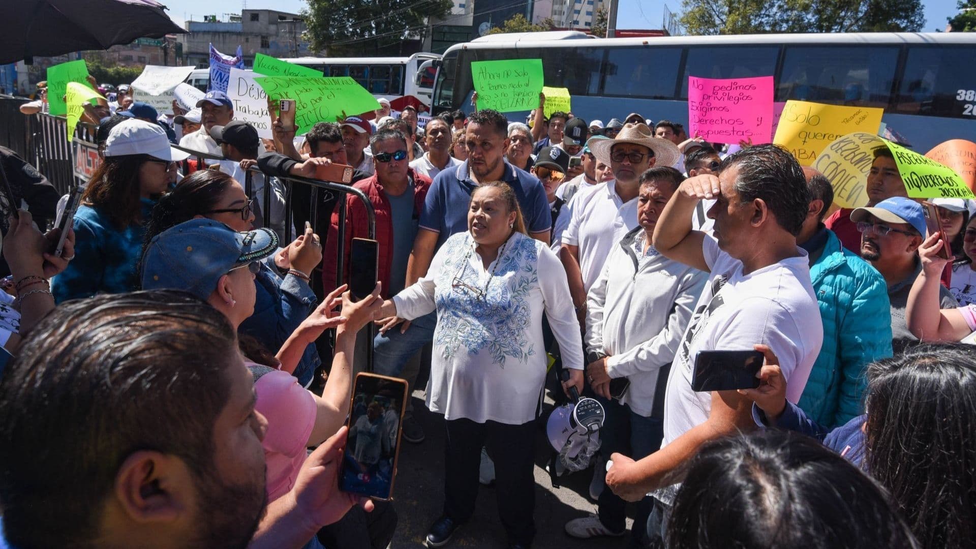 Protesta de integrantes de la Unión Nacional de Maquineros A.C. (UNAMA)