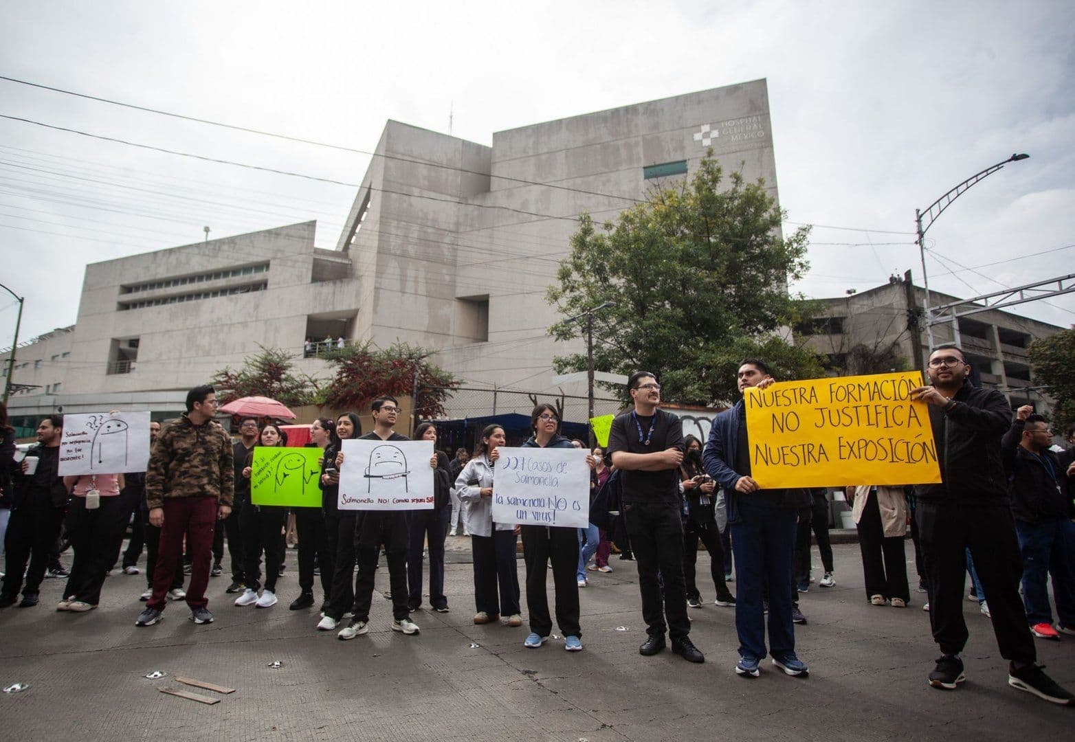 Médicos residentes protestan por el brote de gastroenteritis.