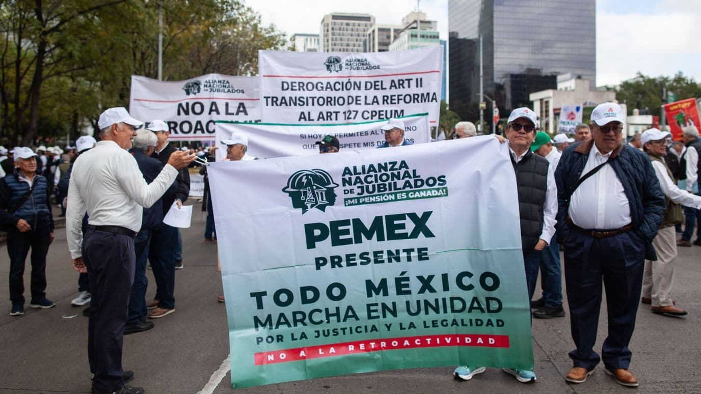 Marcha de trabajadores jubilados de Pemex, CFE y otras dependencias el 21 de octubre 2026 en CDMX. Foto: Cuartoscuro | Archivo