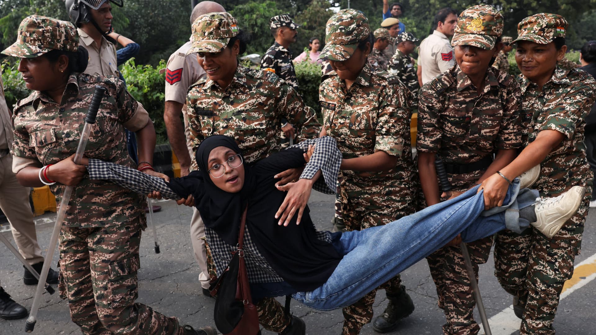 Una mujer es detenida por la policía india durante una protesta en Nueva Delhi