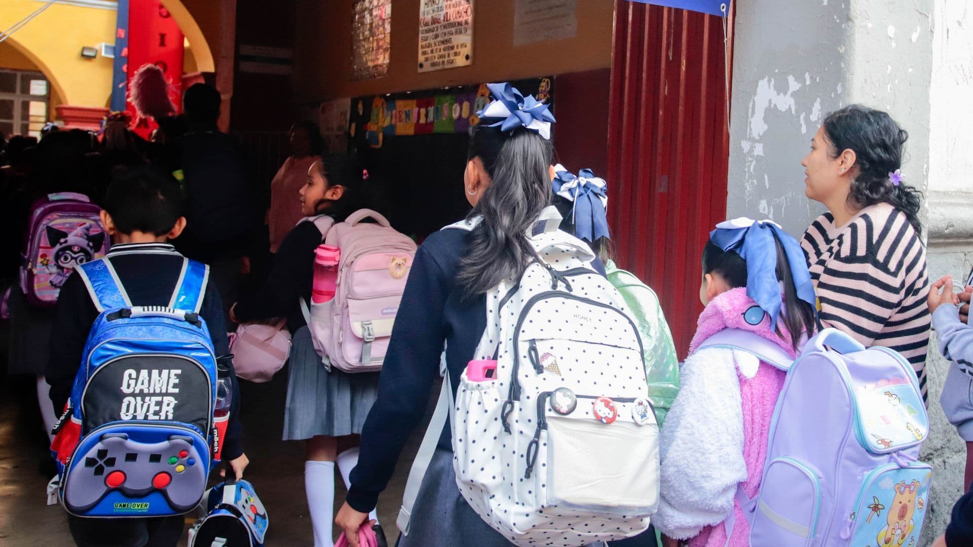 Estudiantes ingresan a la escuela por regreso a clases