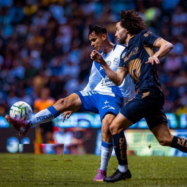 “El Chino” Huerta y los Pumas batallaron mucho ante la férrea marca de los defensores de La Franja.