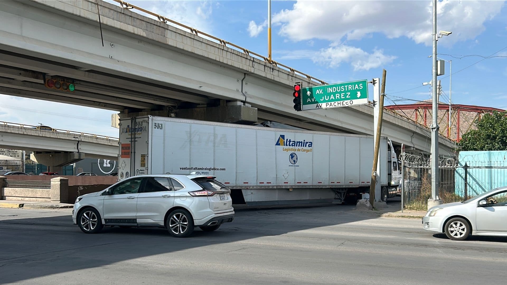 Un camión de carga quedó atorado bajo un puente en Chihuahua tras golpear las trabes