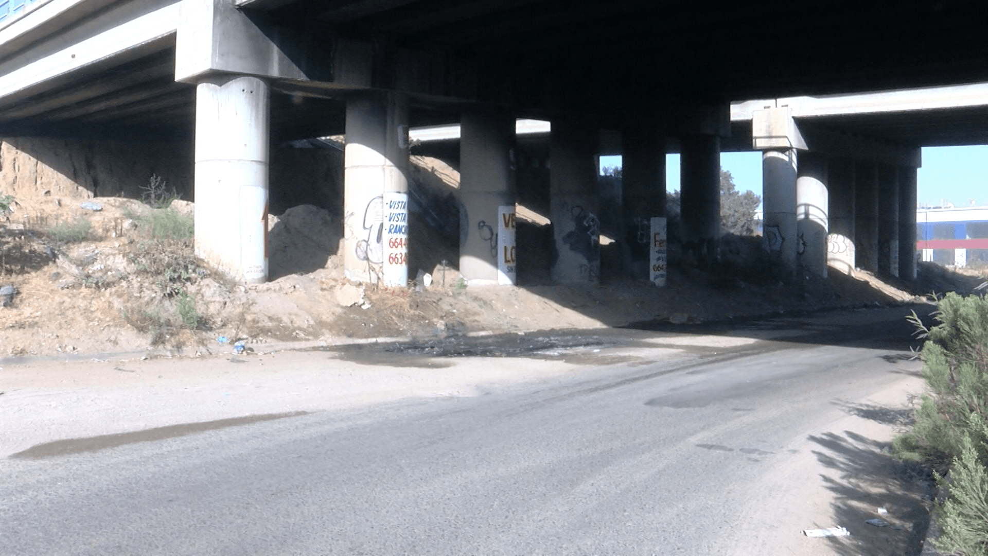 Hallan Dos Cuerpos Dentro de Vehículo Incendiado Bajo Puente en Tijuana, BC