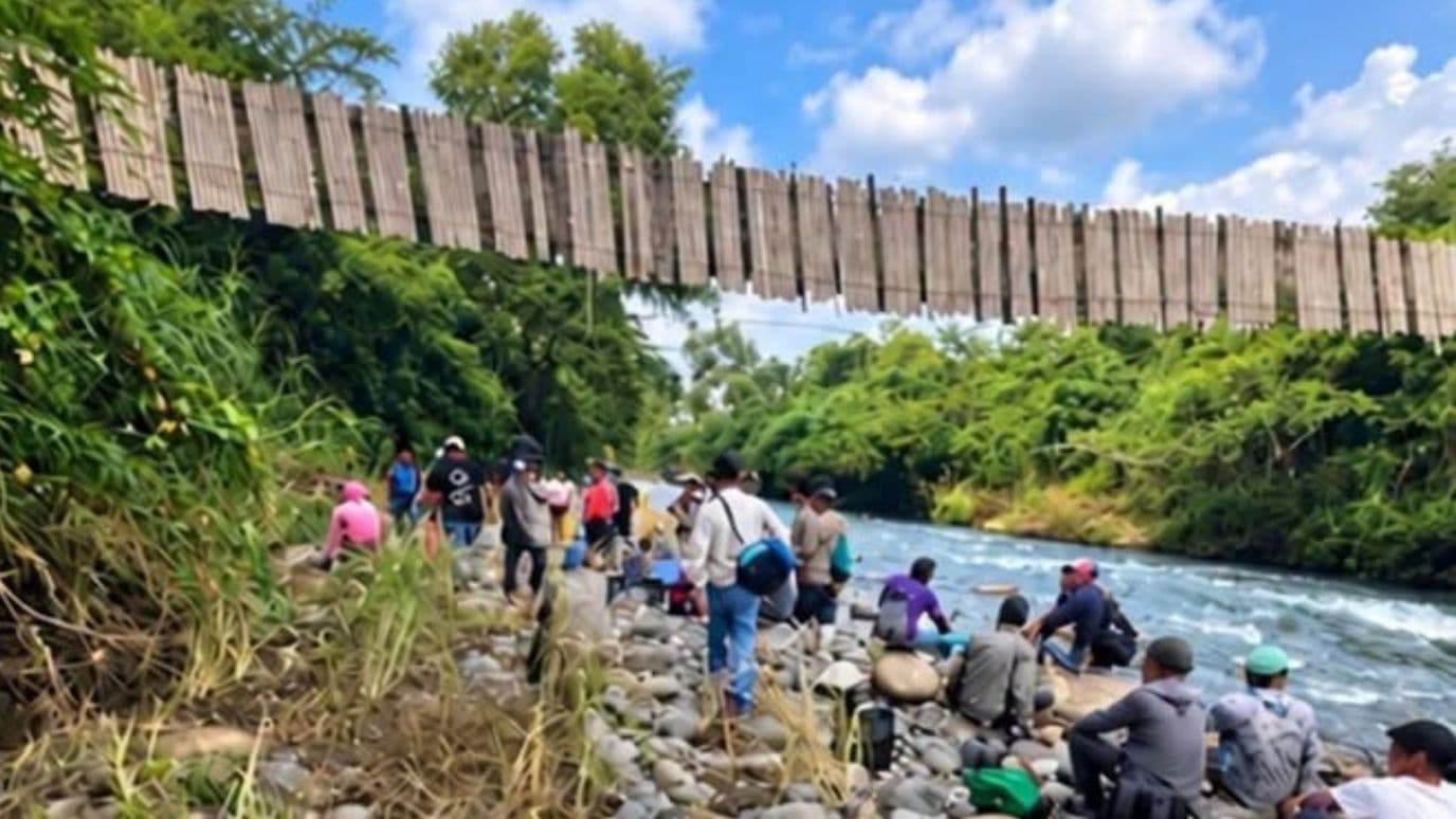 Tres trabajadores lesionados tras el desplome de un puente colgante en Puebla.