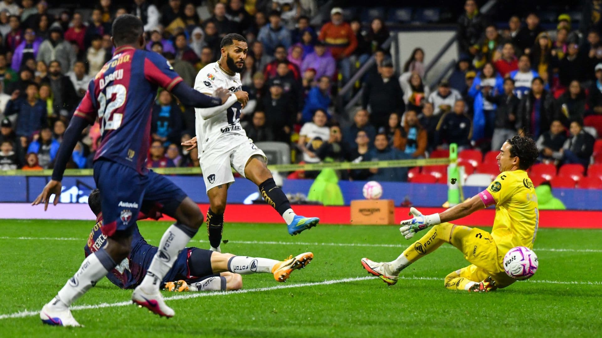 Juninho anotó dos goles en la victoria de Pumas sobre Atlante