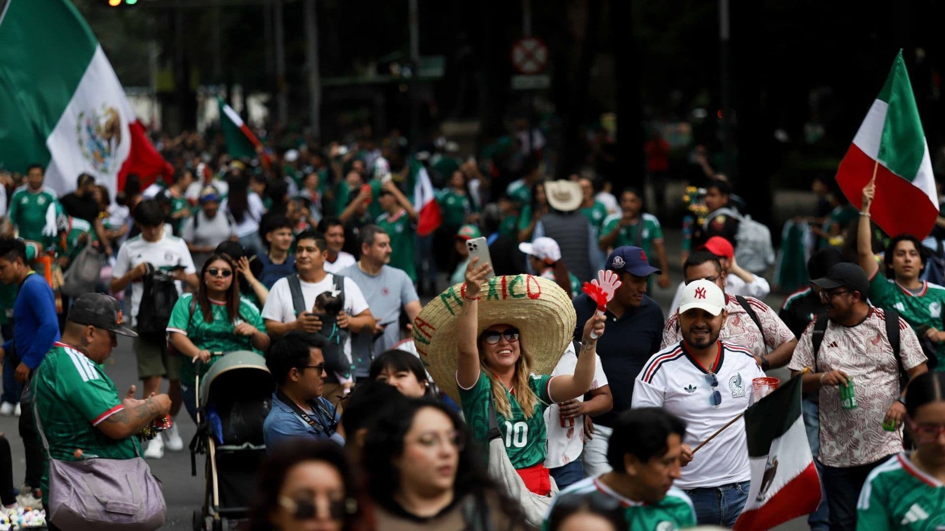 Aficionados en el Ángel de la Independencia en CDMX
