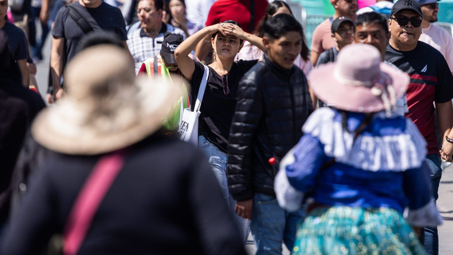 Personas se cubren del sol, en calles de la CDMX. Foto: N+