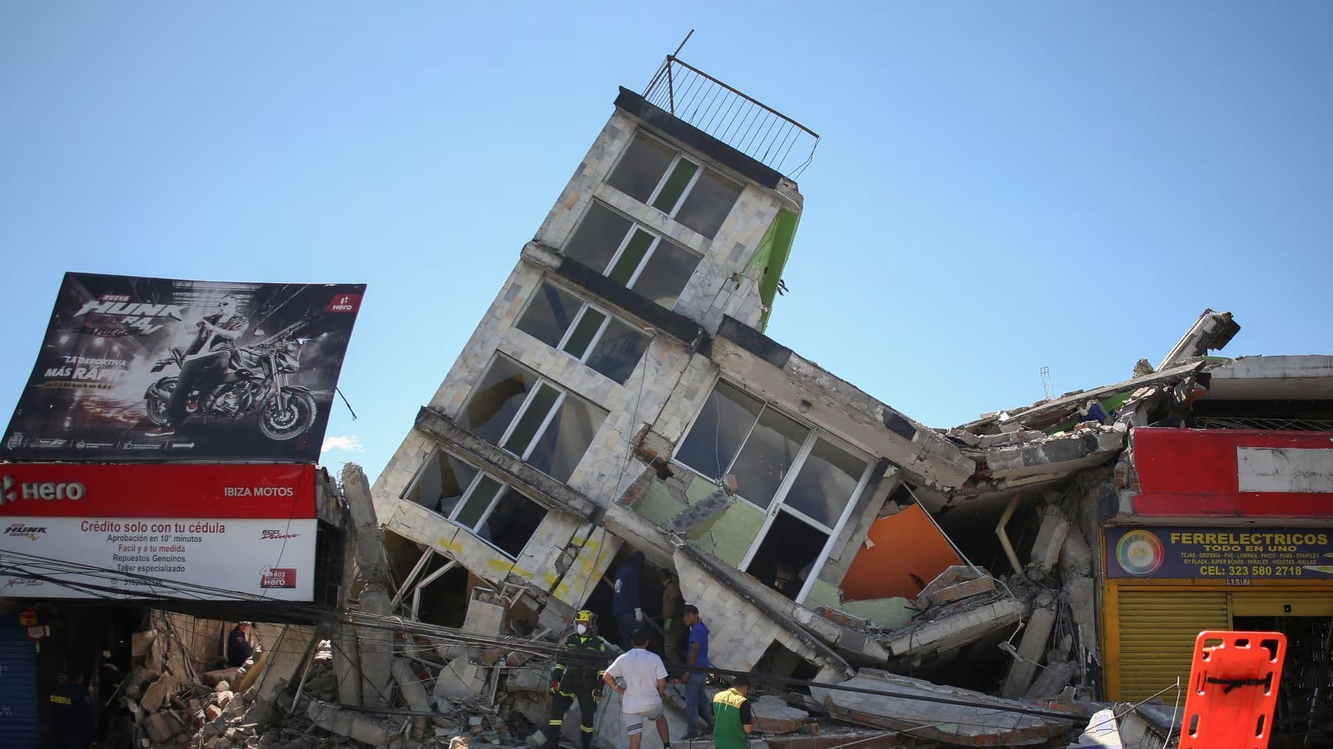 Personal de emergencia inspecciona edificio colapsado tras el terremoto en Dosquebradas, Colombia