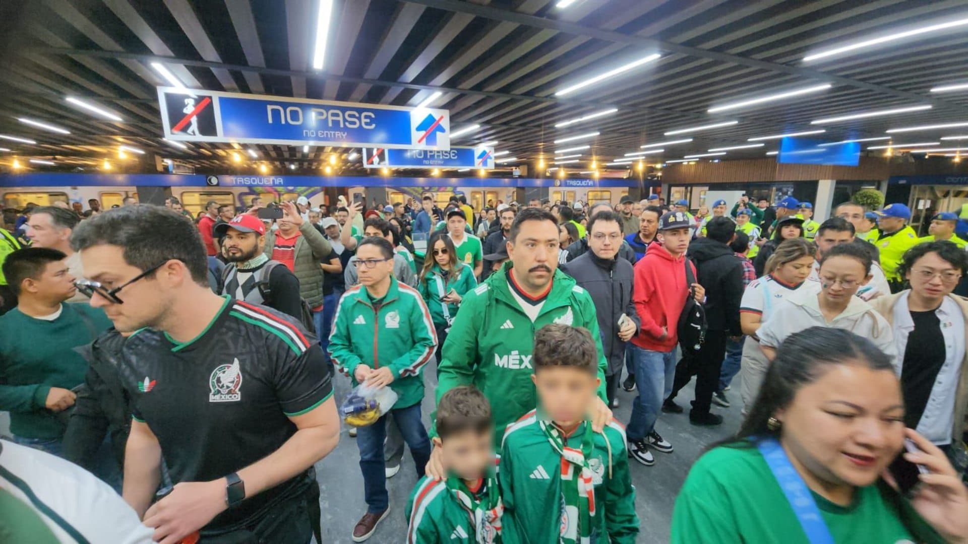Aficionados en el Metro de la CDMX