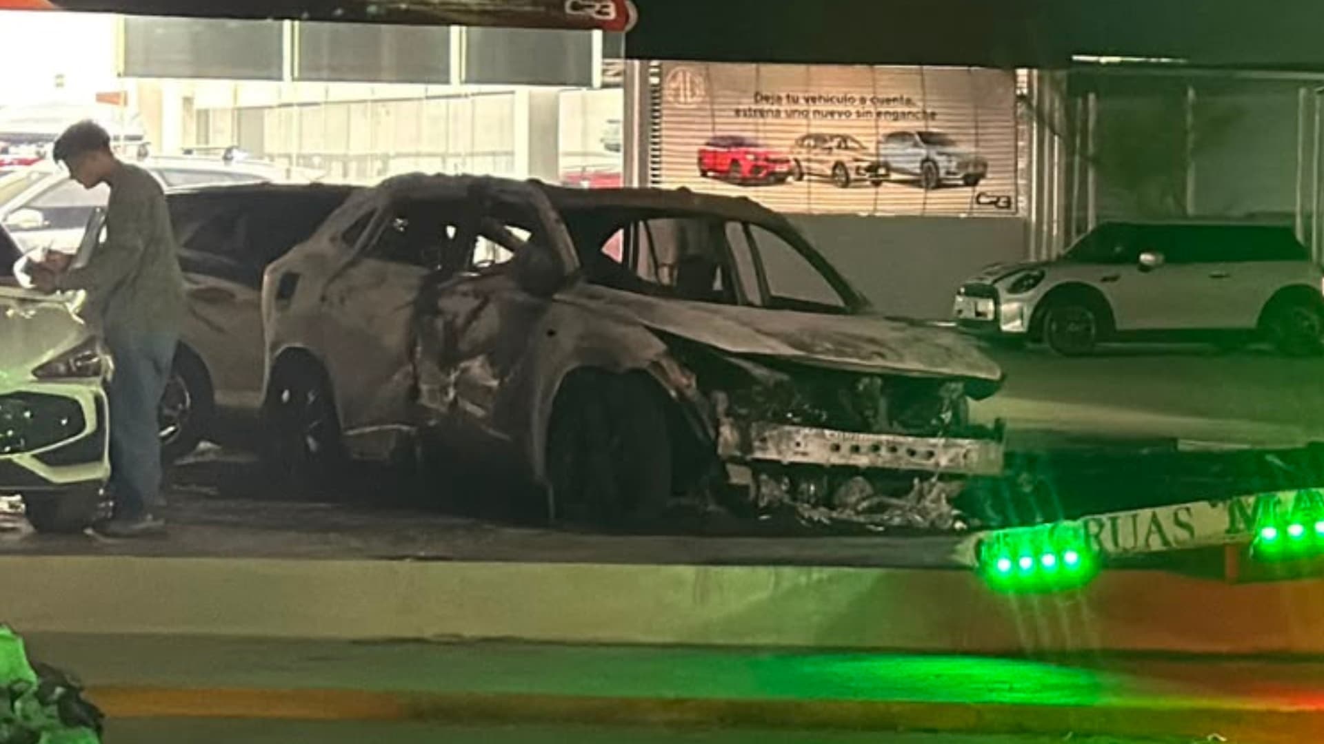 El incendio provocado en agencia de autos dejó cinco vehículos dañados
