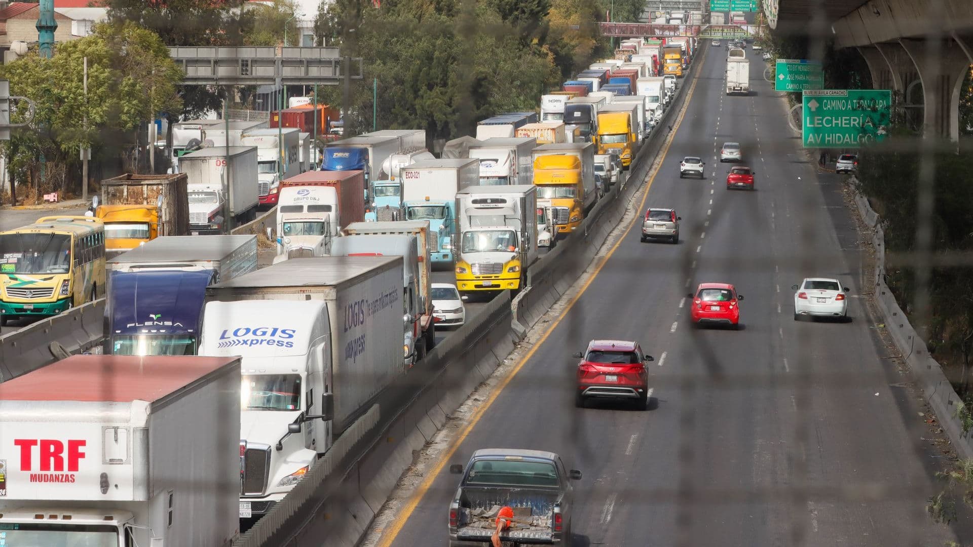 Tráilers bloquean la autopista México-Querétaro