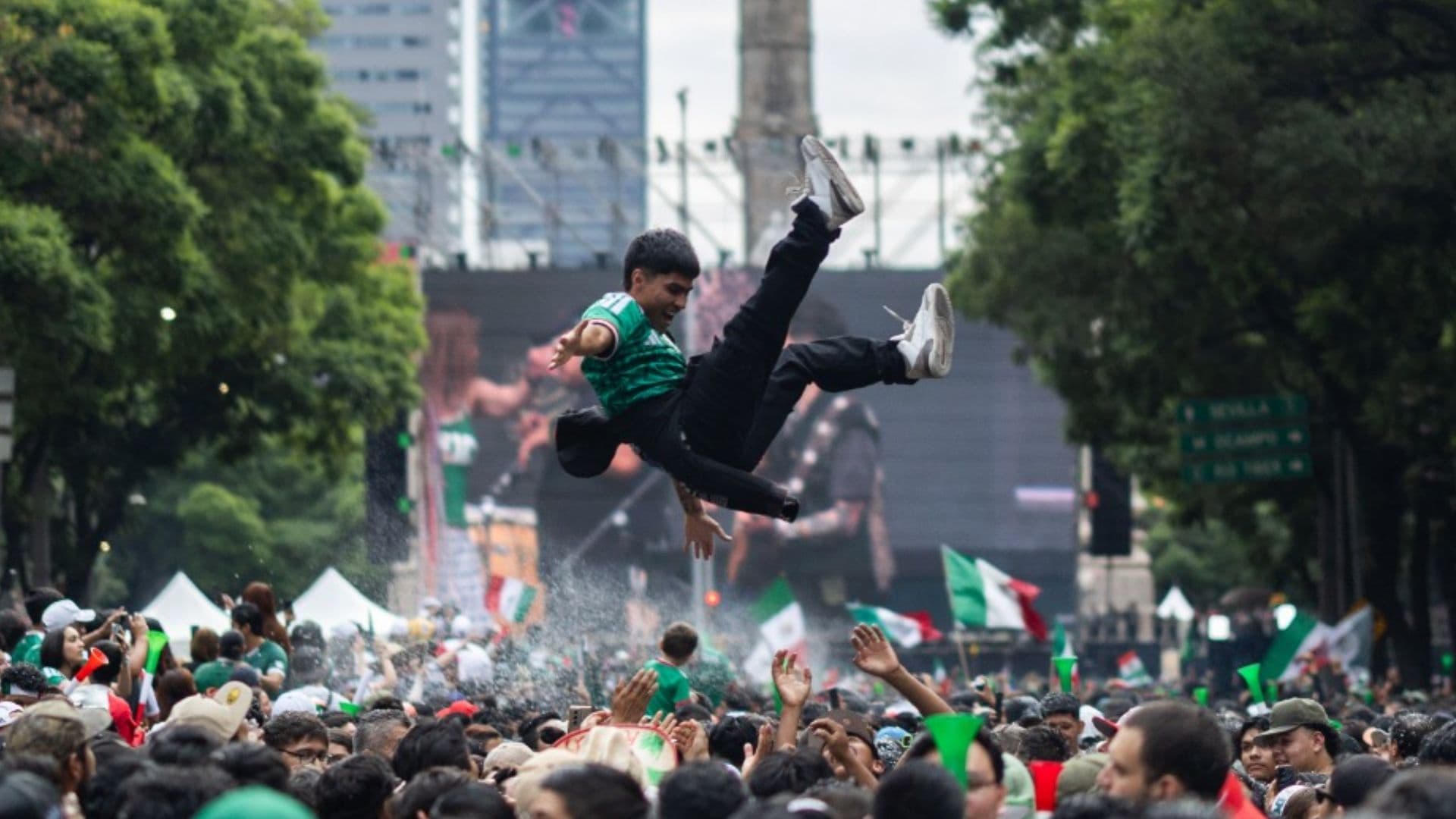 La afición pone a "volar" a las personas en el Mundial 2026 en México