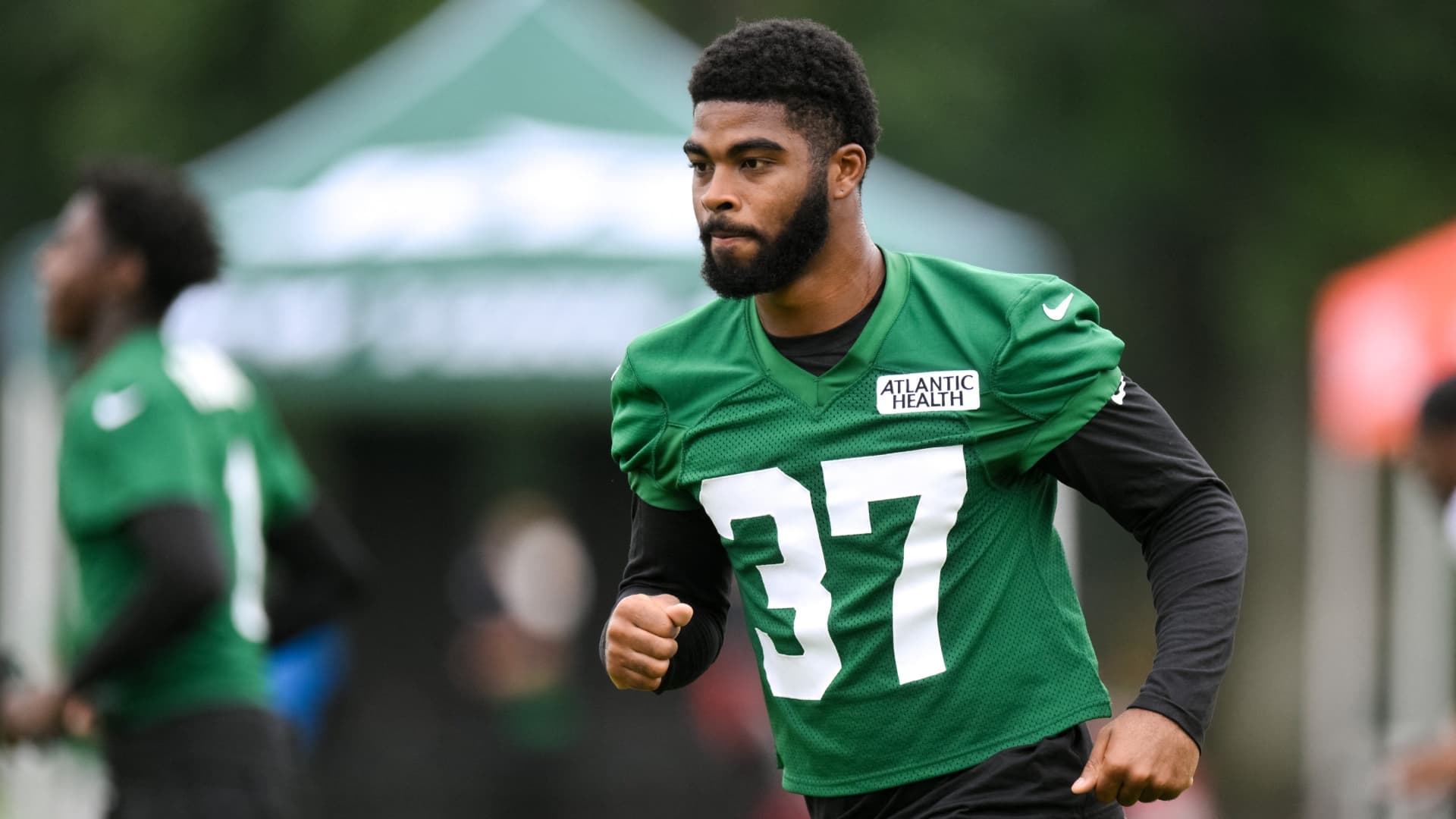 Hospitalizan a Qwan'tez Stiggers, de los Jets de Nueva York, tras Desplomarse en la Práctica