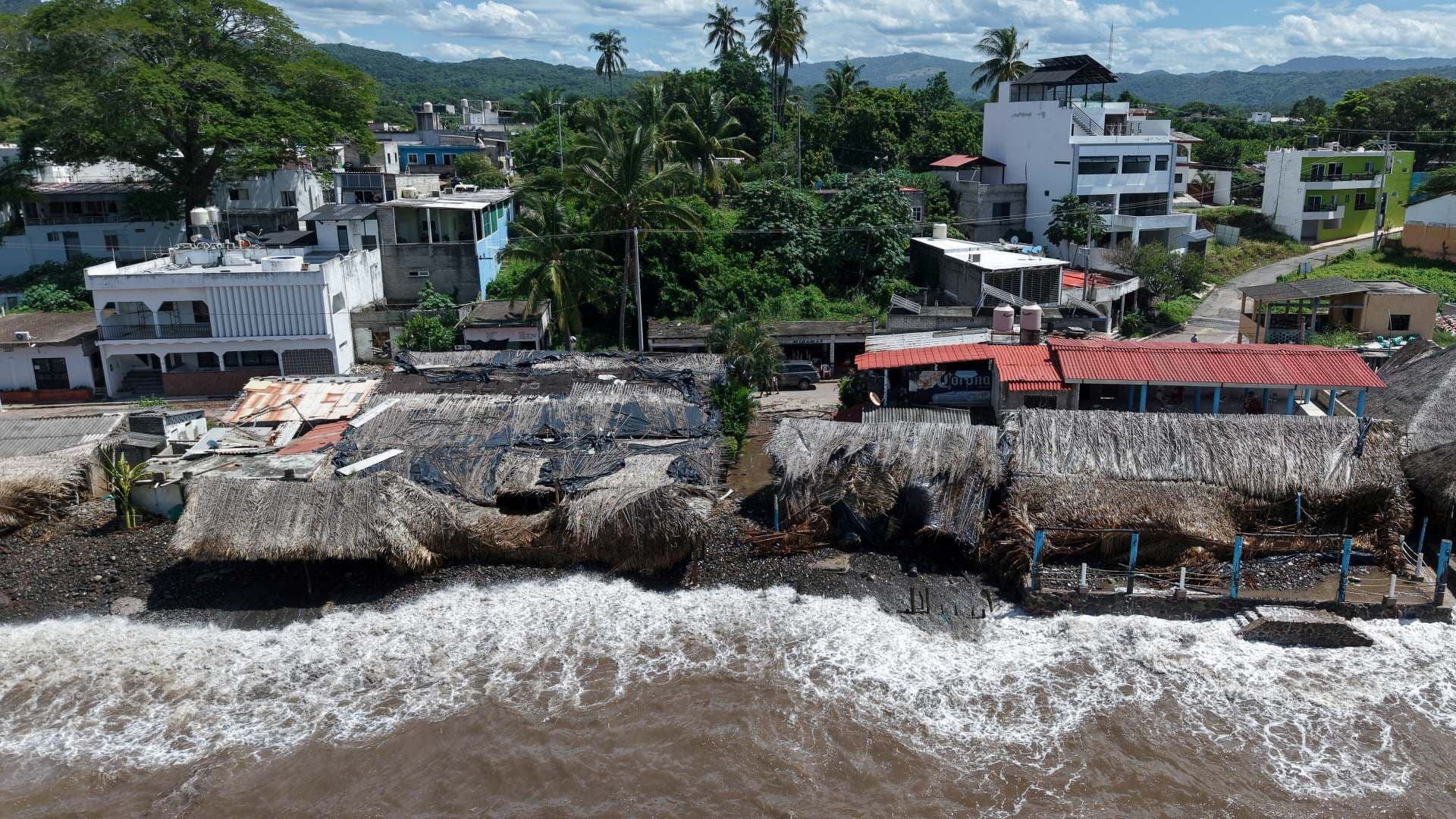 Olas rompiendo en la playa de Santa Cruz de Miramar, Nayarit, mientras el huracán Rachel avanza en Pacífico, el 1 de octubre 2026. Foto: Reuters