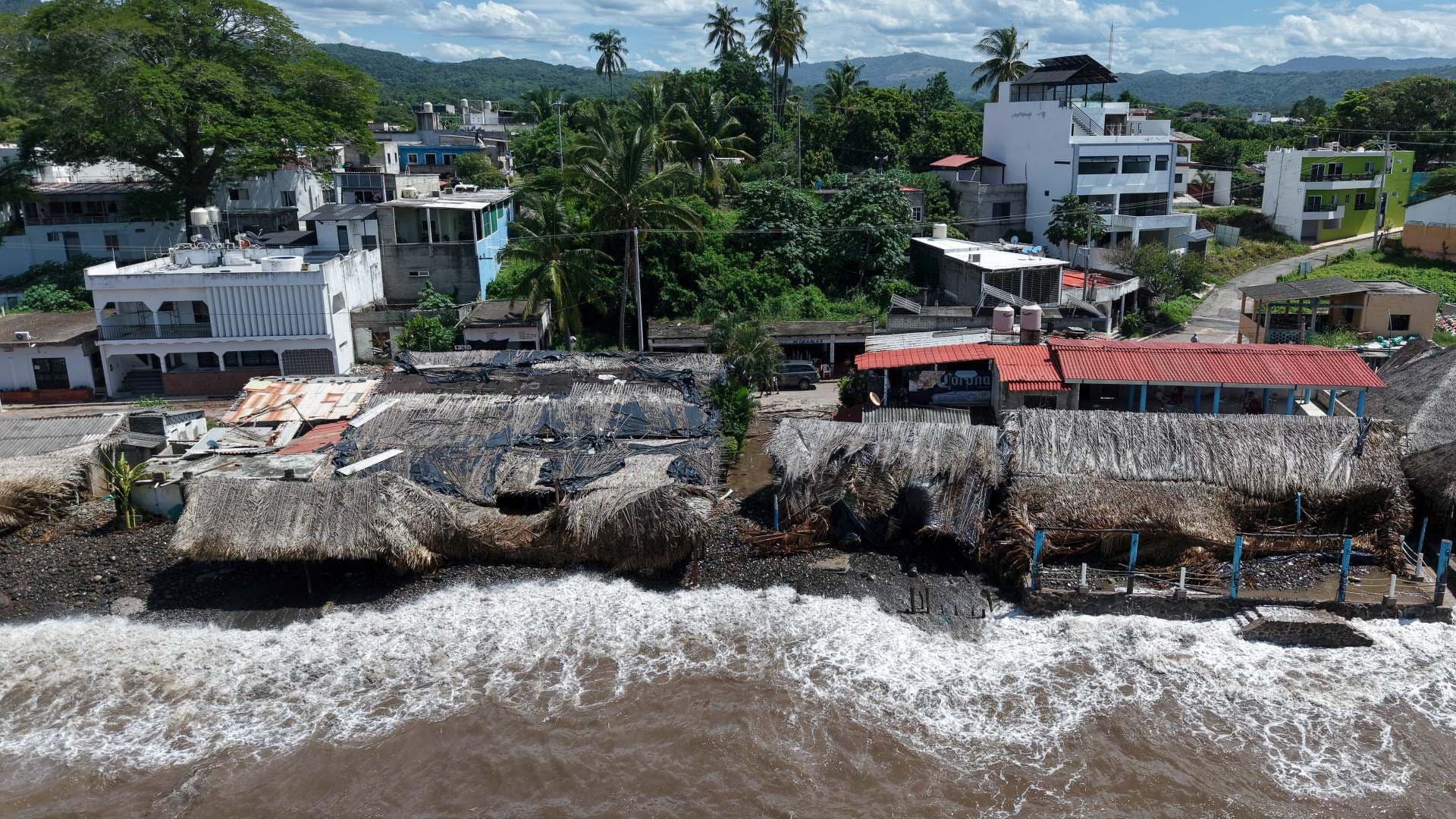 Olas rompiendo en la playa de Santa Cruz de Miramar, Nayarit, mientras el huracán Rachel avanza en Pacífico, el 1 de octubre 2026. Foto: Reuters