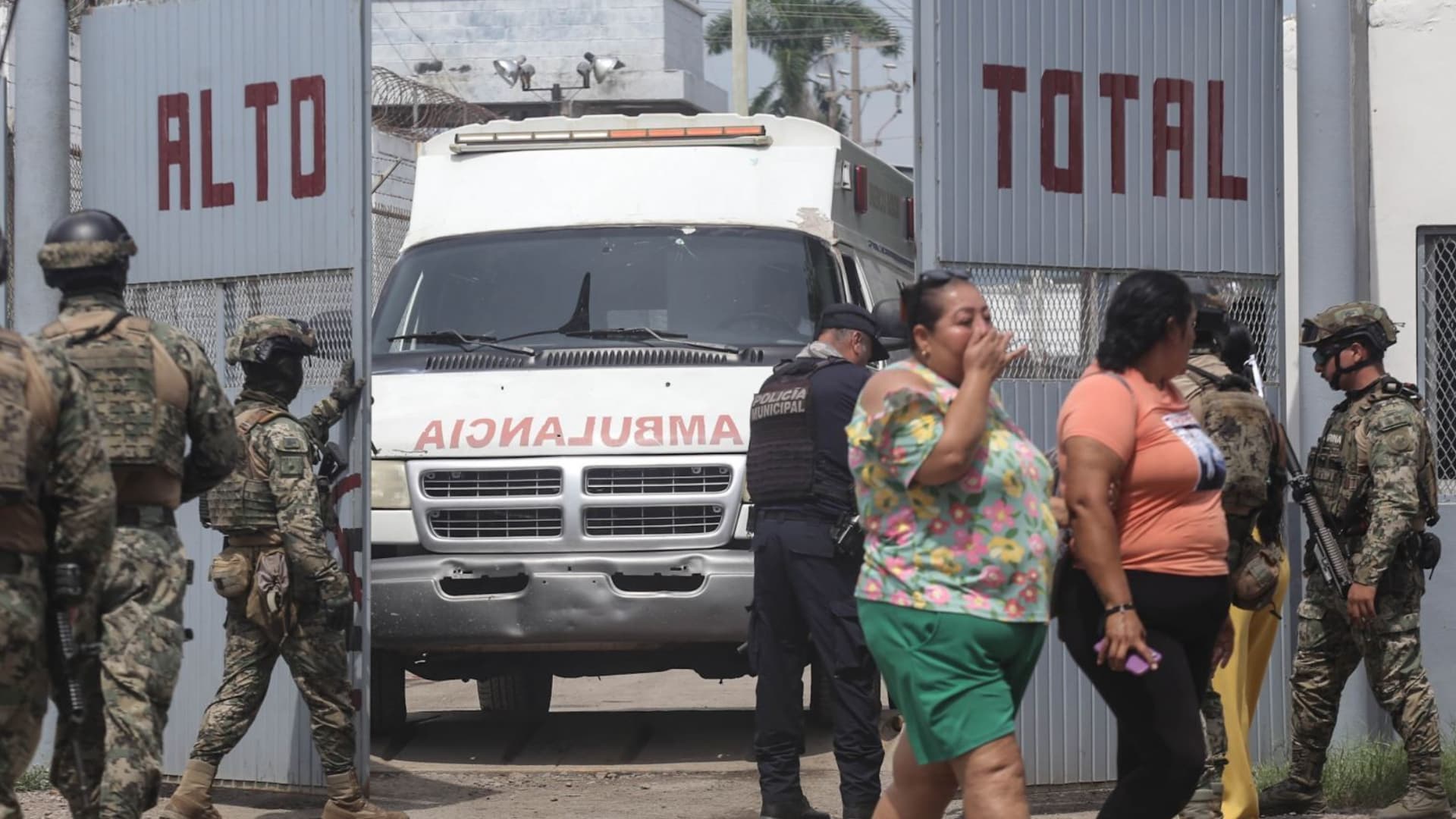 Ambulancias saliendo con personas heridas tras riña en Penal de Mazatlán, Sinaloa