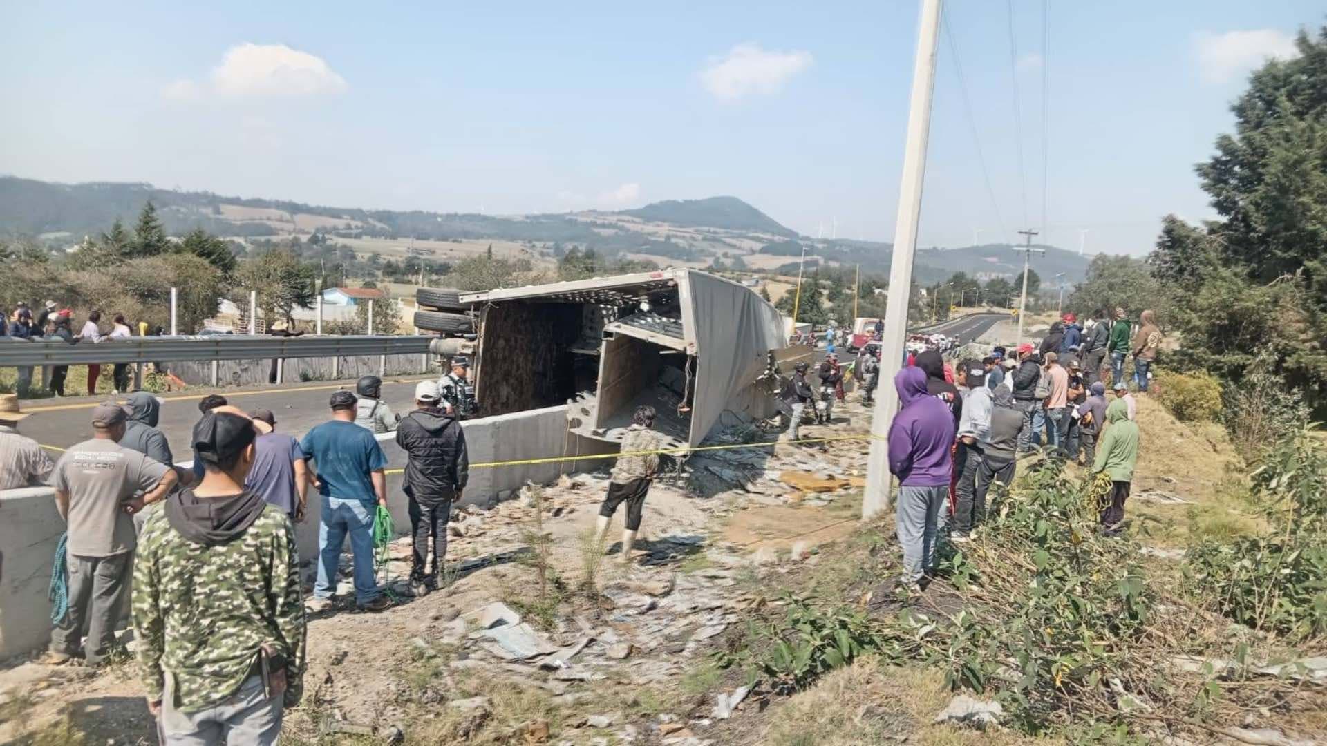 Volcadura de tráiler desencadena rapiña de animales en la Puebla-Orizaba.