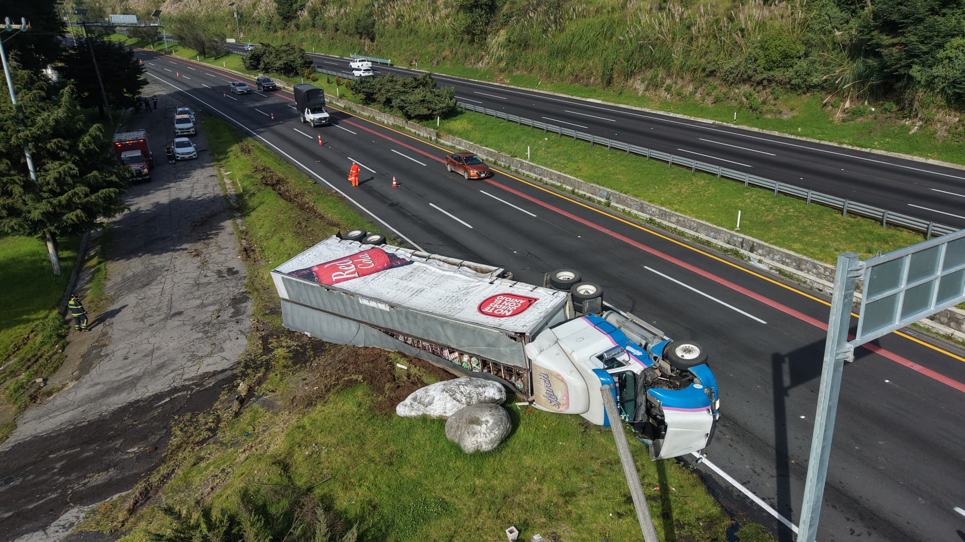 Tráiler vuelca en la Autopista México-Toluca