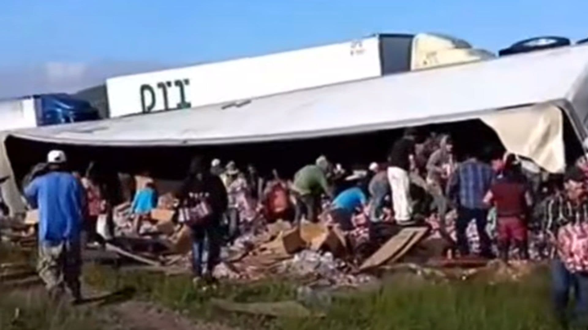 Rapiña de refrescos por la volcadura de un tráiler en carretera de San Luis Potosí.