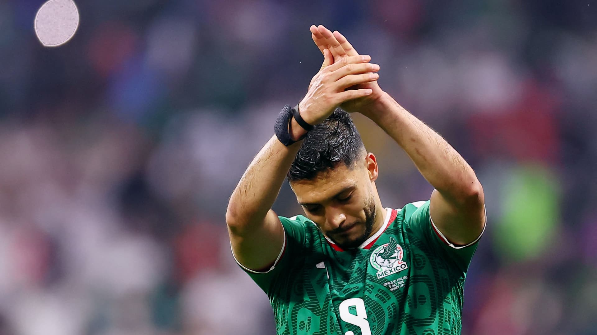 Raúl Jiménez durante un partido con la Selección Mexicana