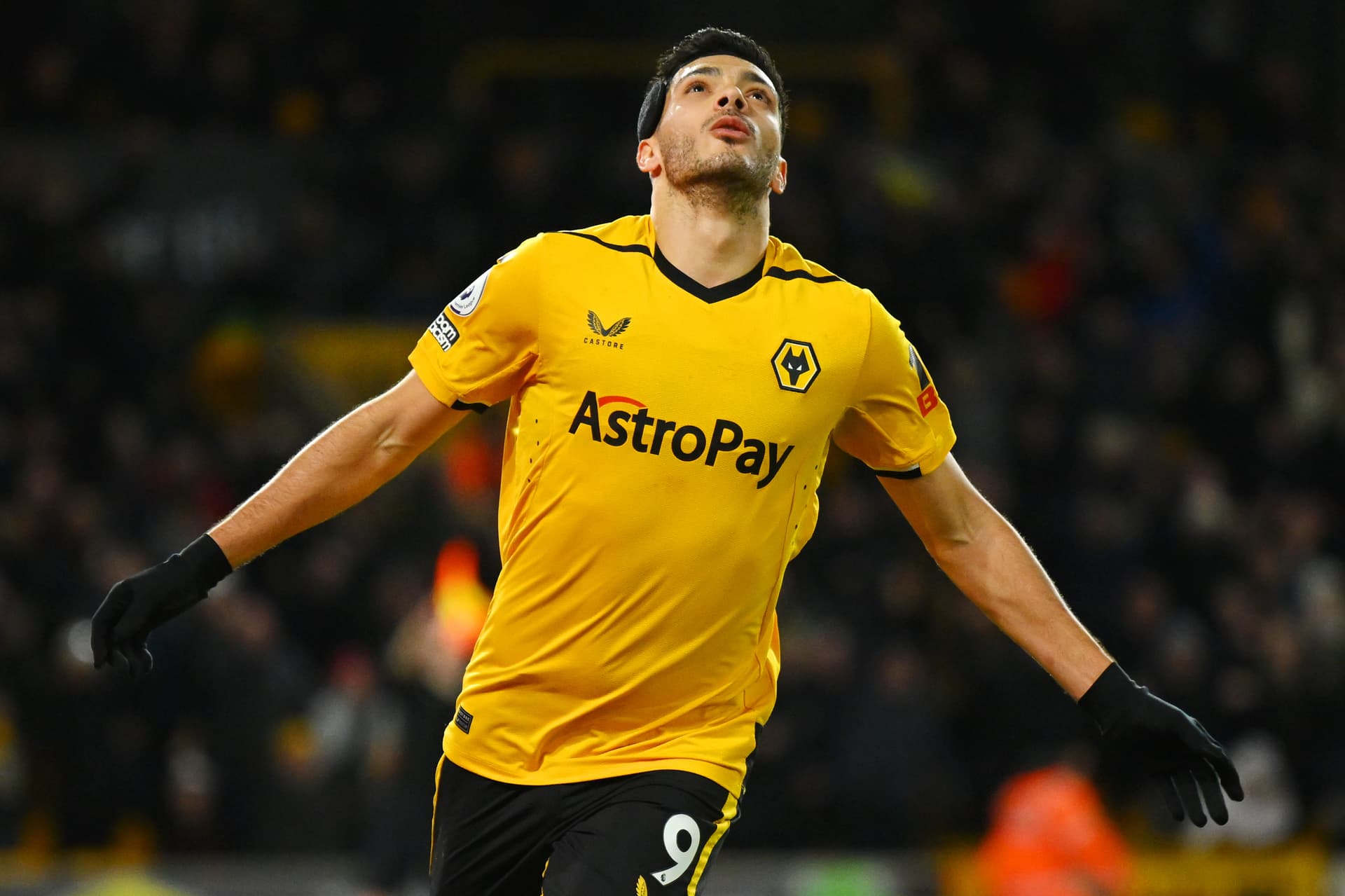 Raúl Jiménez durante un partido con los Wolves