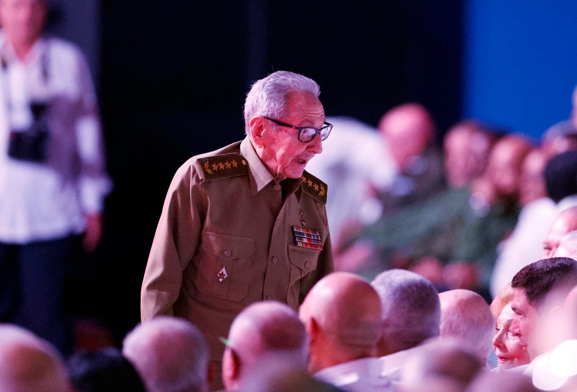 Raúl Castro reaparece en Cuba en aniversario del centenario del natalicio de su hermano Fidel