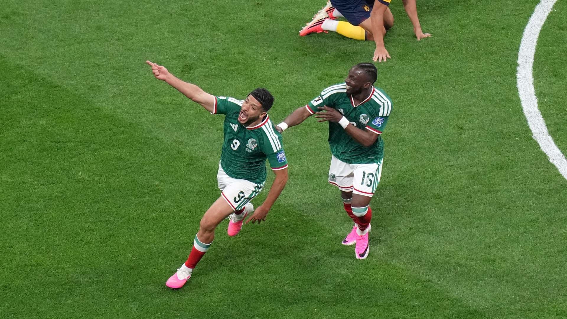Raúl Jiménez festeja su gol ante Ecuador. Foto: AP