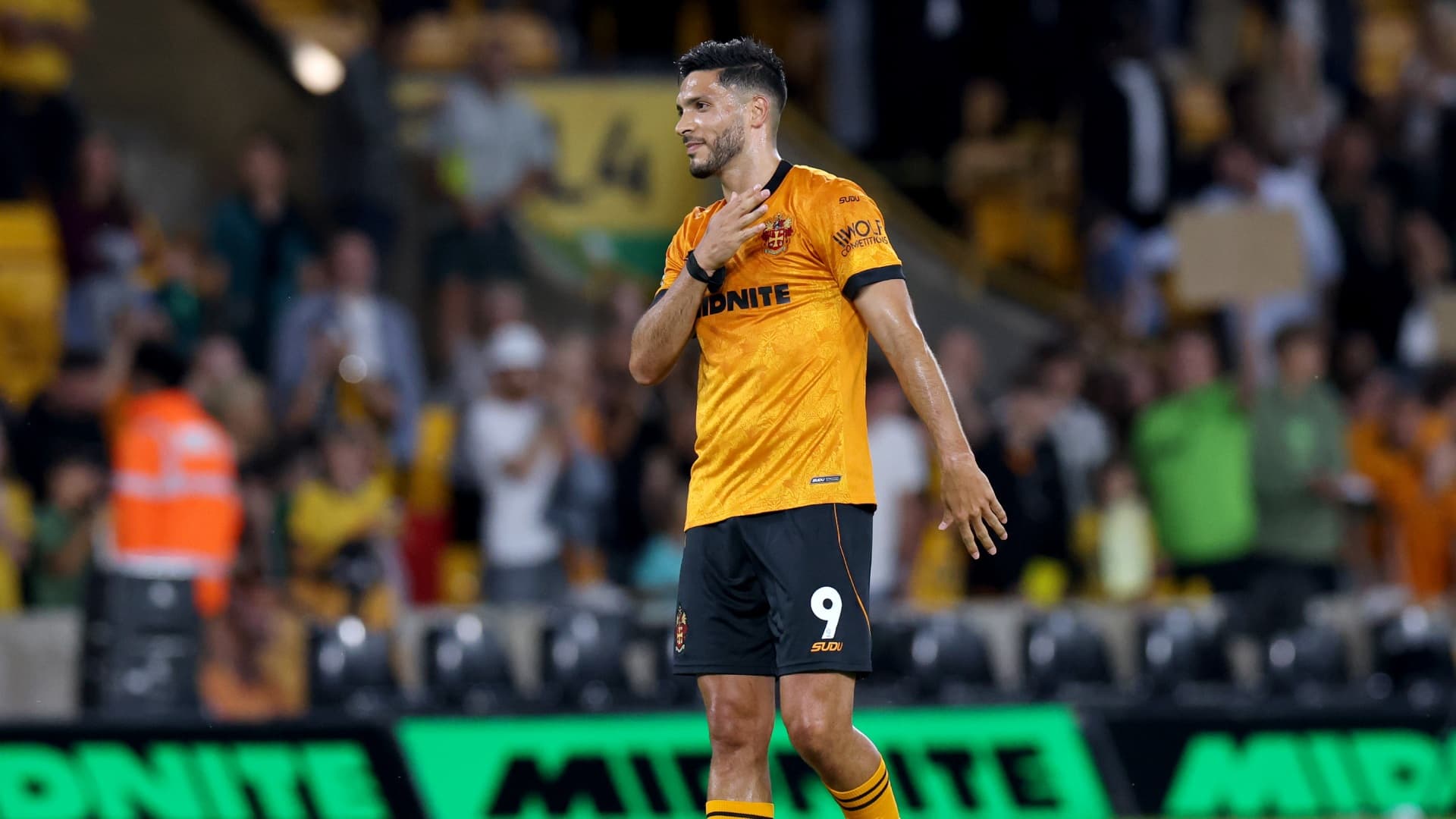 Raúl Jiménez se emocionó por el efusivo recibimiento de los aficionados del Wolverhampton