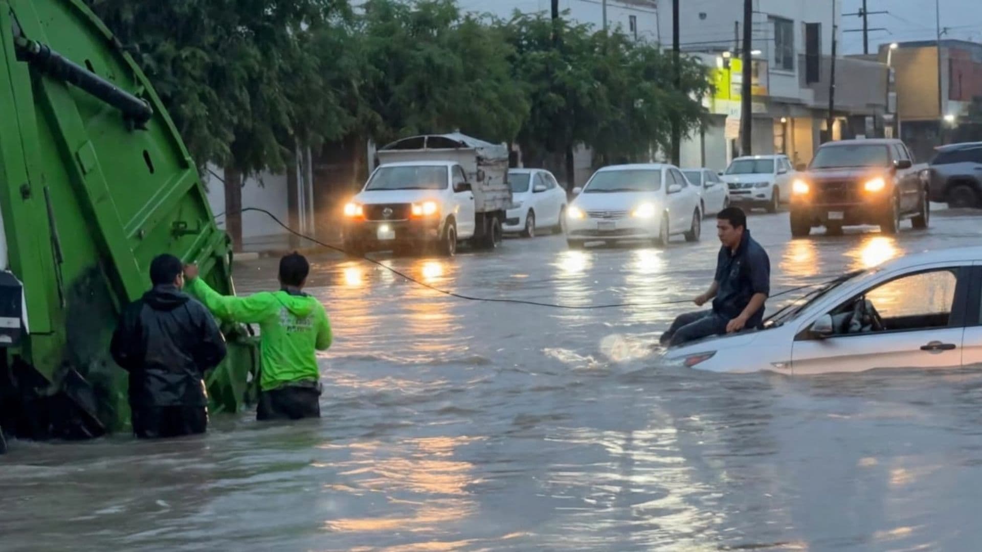 Recolectores de basura rescatan a conductor en Monterrey