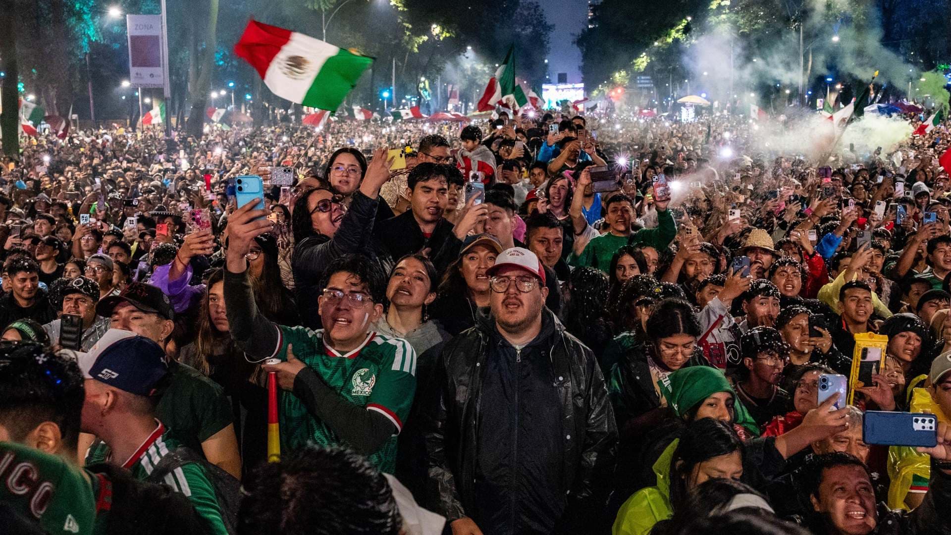 Aficionados celebran gol de México frente a Ecuador en la CDMX. Foto: Cuartoscuro