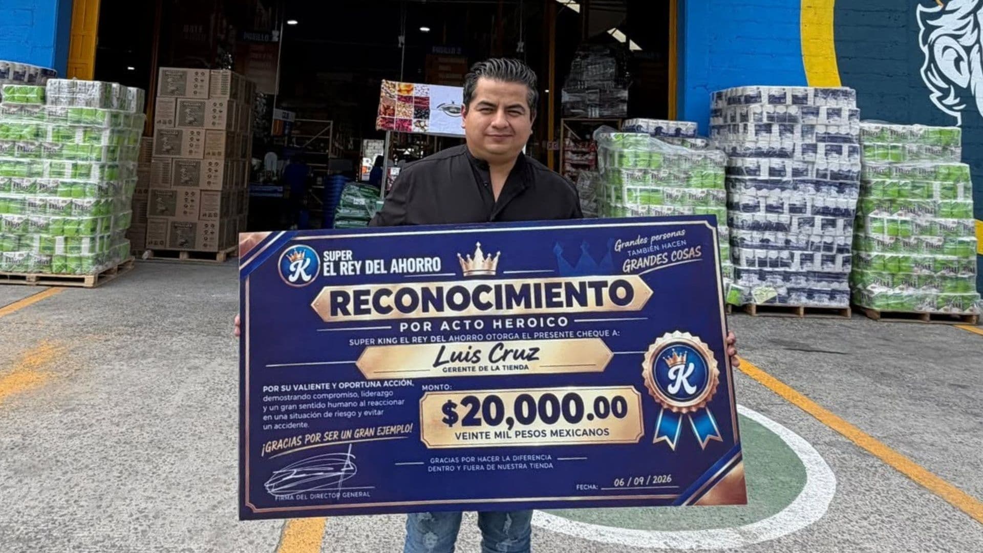Trabajador recibe gratificación por salvar a una niña de ser atropellada en Puebla.
