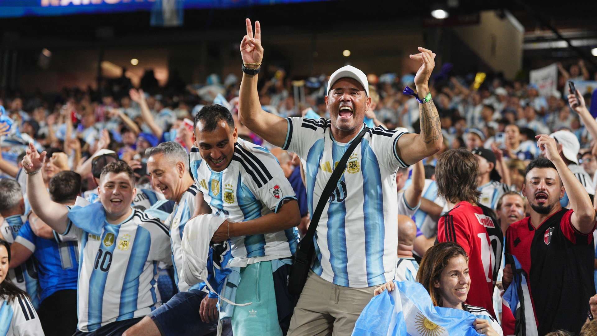 Aficionados argentinos celebran luego del partido Argentina vs Argelia en el Estadio de Kansas City. Foto: Reuters