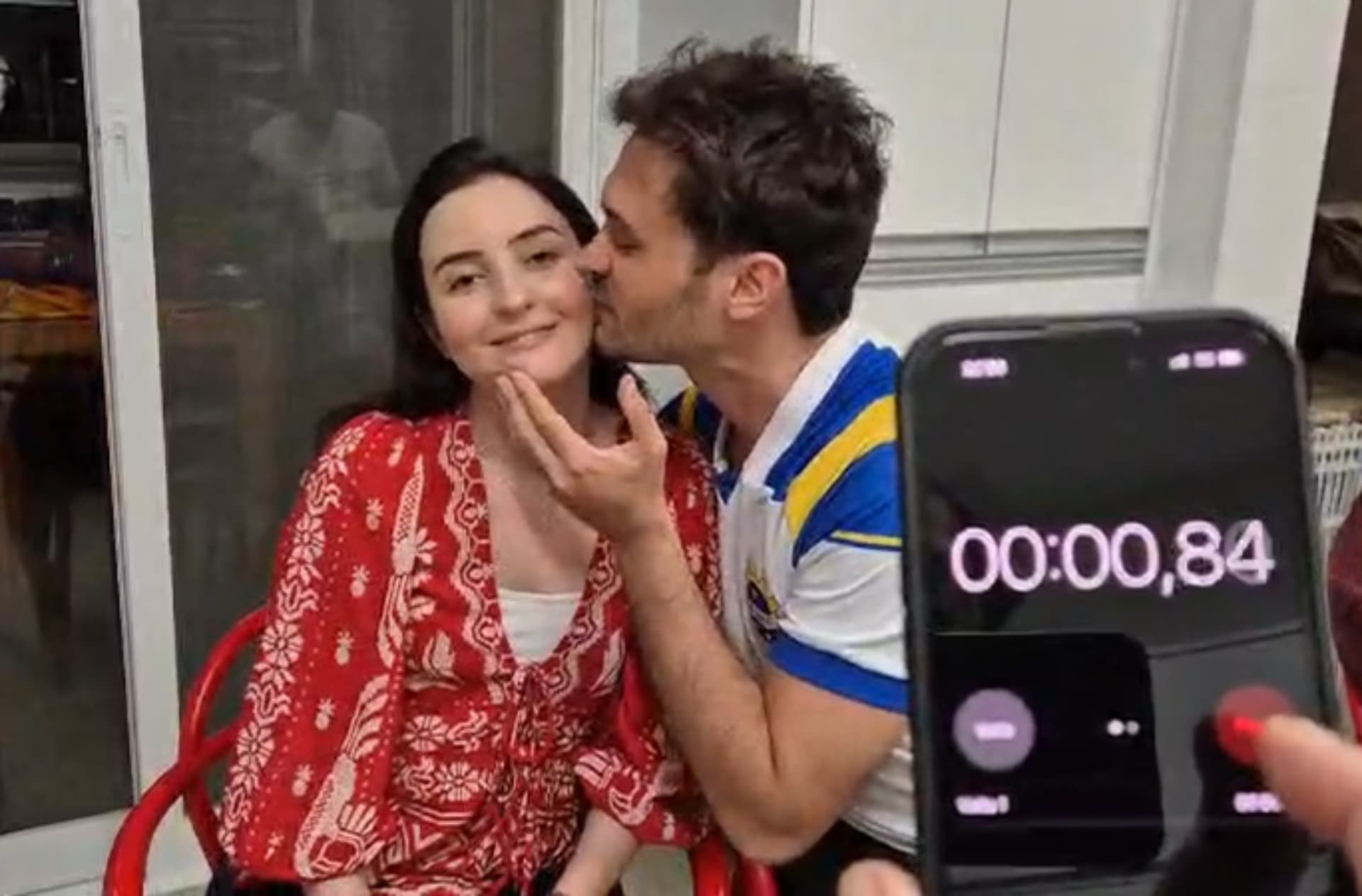 Video del Momento en que Pareja Rompe Récord Guinness de Besos