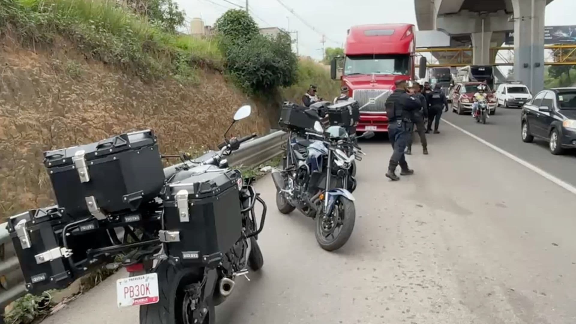 Recuperan tráiler robado en Puebla.