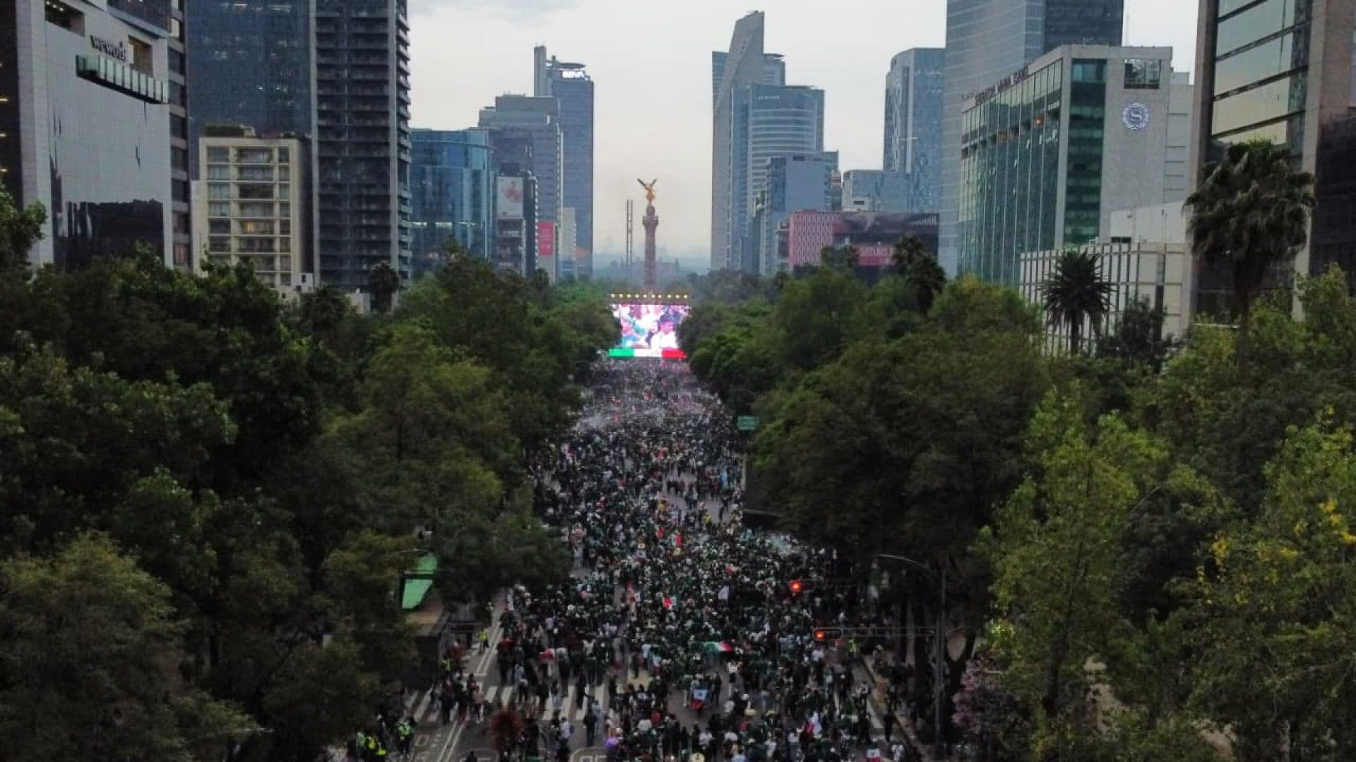 Miles de aficionados se reúnen en el Ángel de la Independencia por partido de México