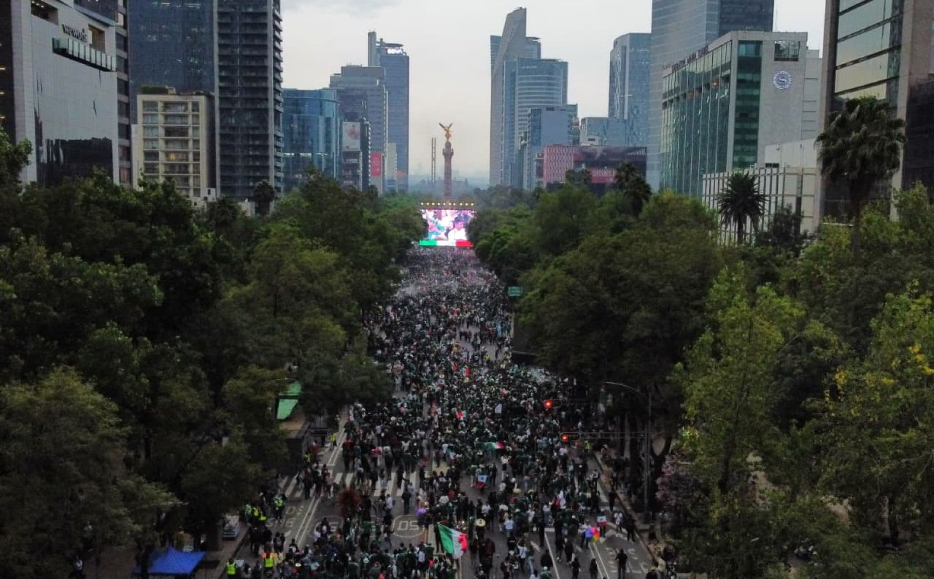 Miles de aficionados se reúnen en el Ángel de la Independencia por partido de México