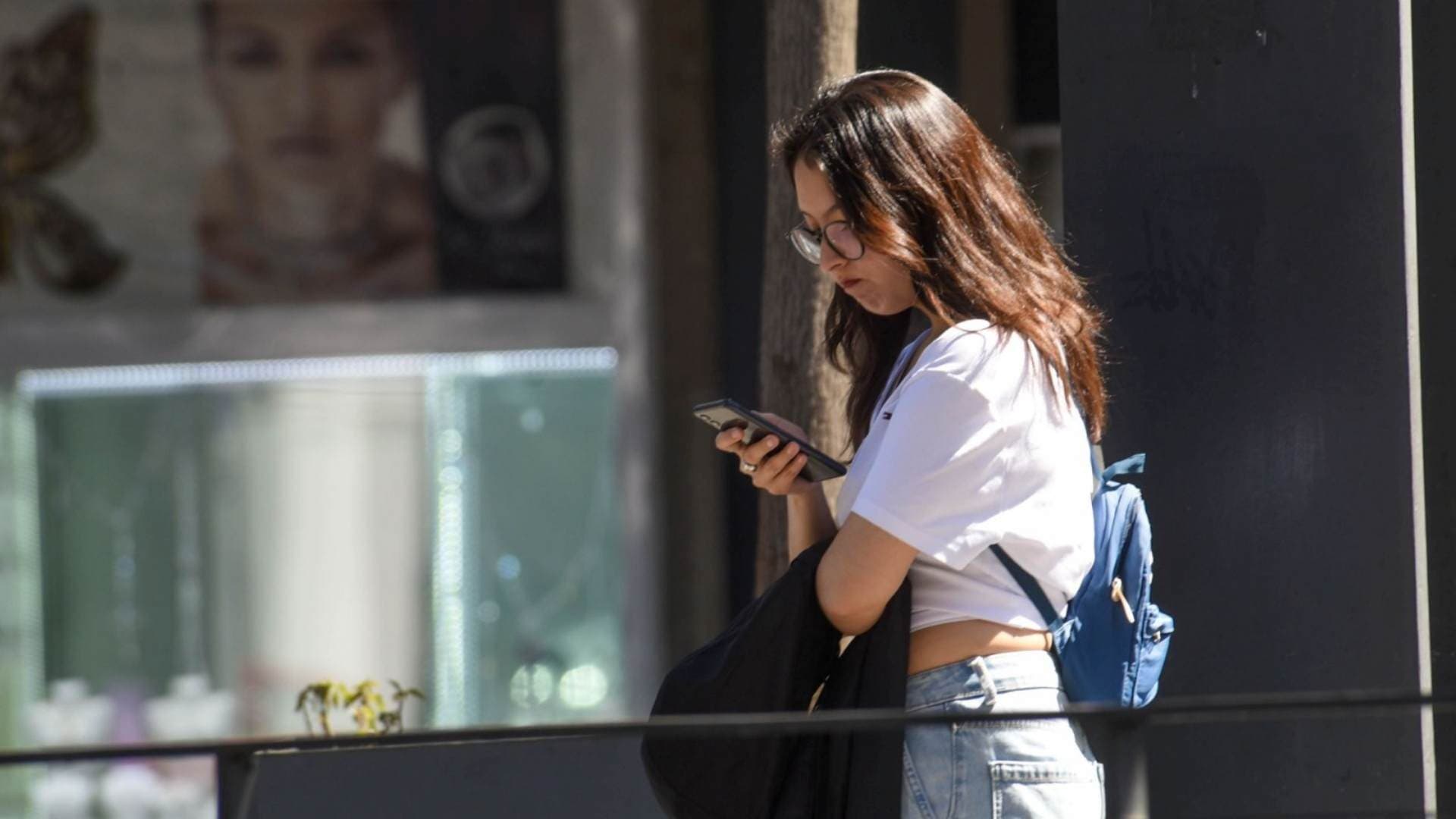 Una mujer usa su celular mientras se encuentra en Toluca, Edomex, en enero 2026. Foto: Cuartoscuro