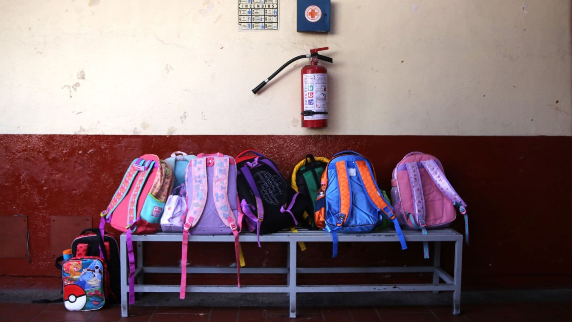 Mochilas en escuela por el regreso a clases
