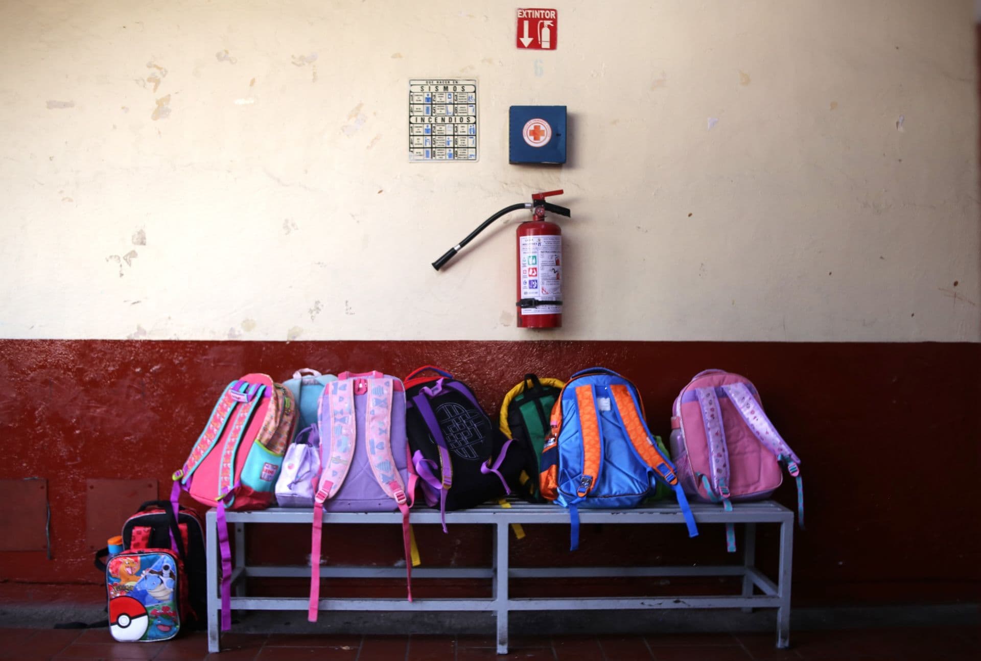 Mochilas en escuela por el regreso a clases