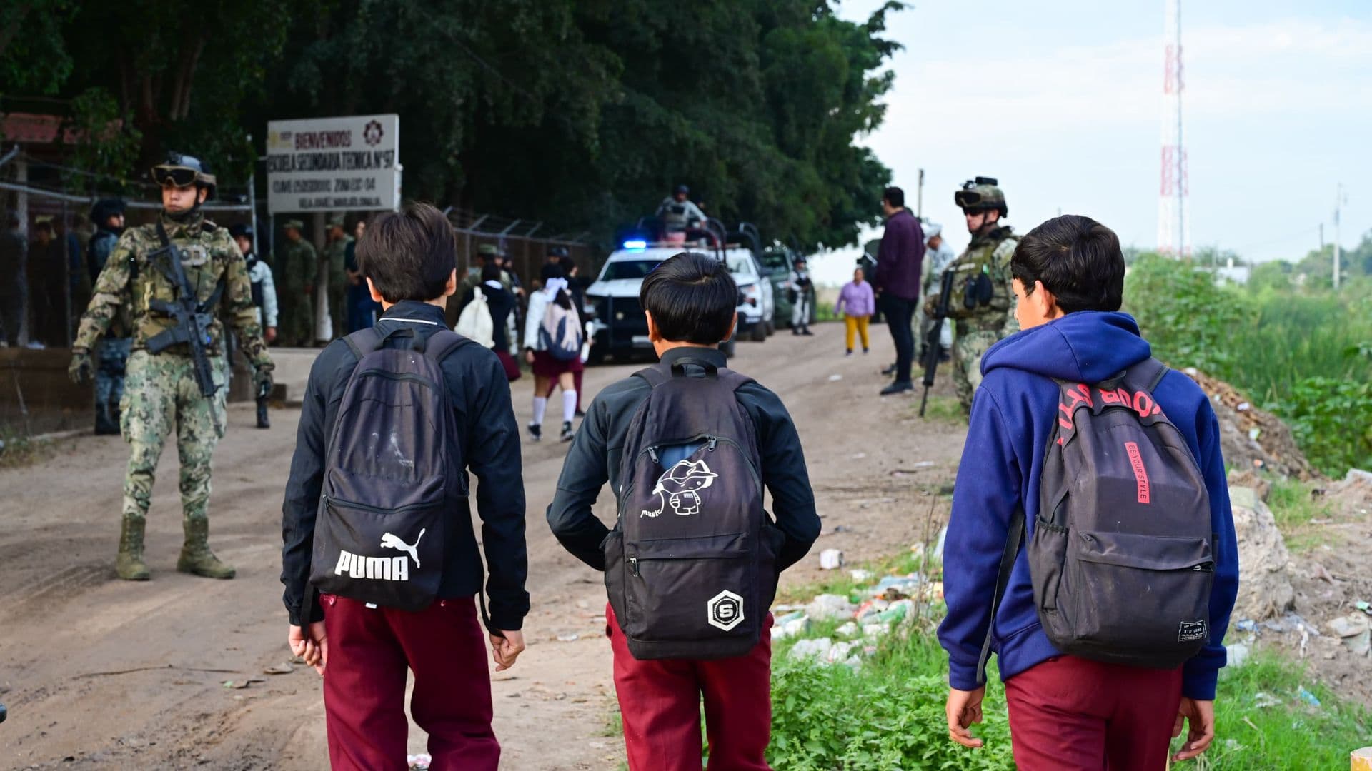Alumnos en Navolato caminan hacia la escuela en el regreso a clases 2026-2027