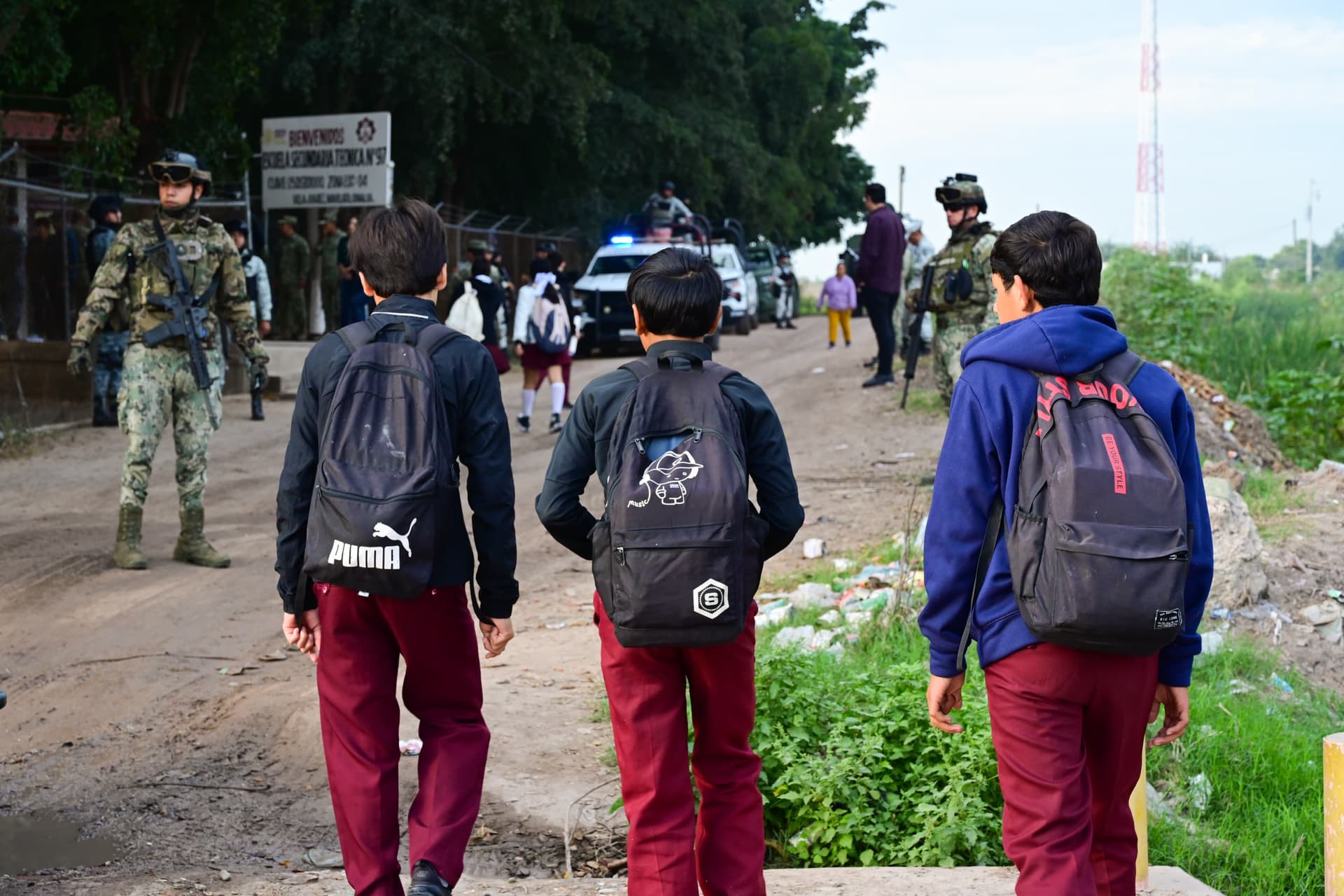 Alumnos en Navolato caminan hacia la escuela en el regreso a clases 2026-2027